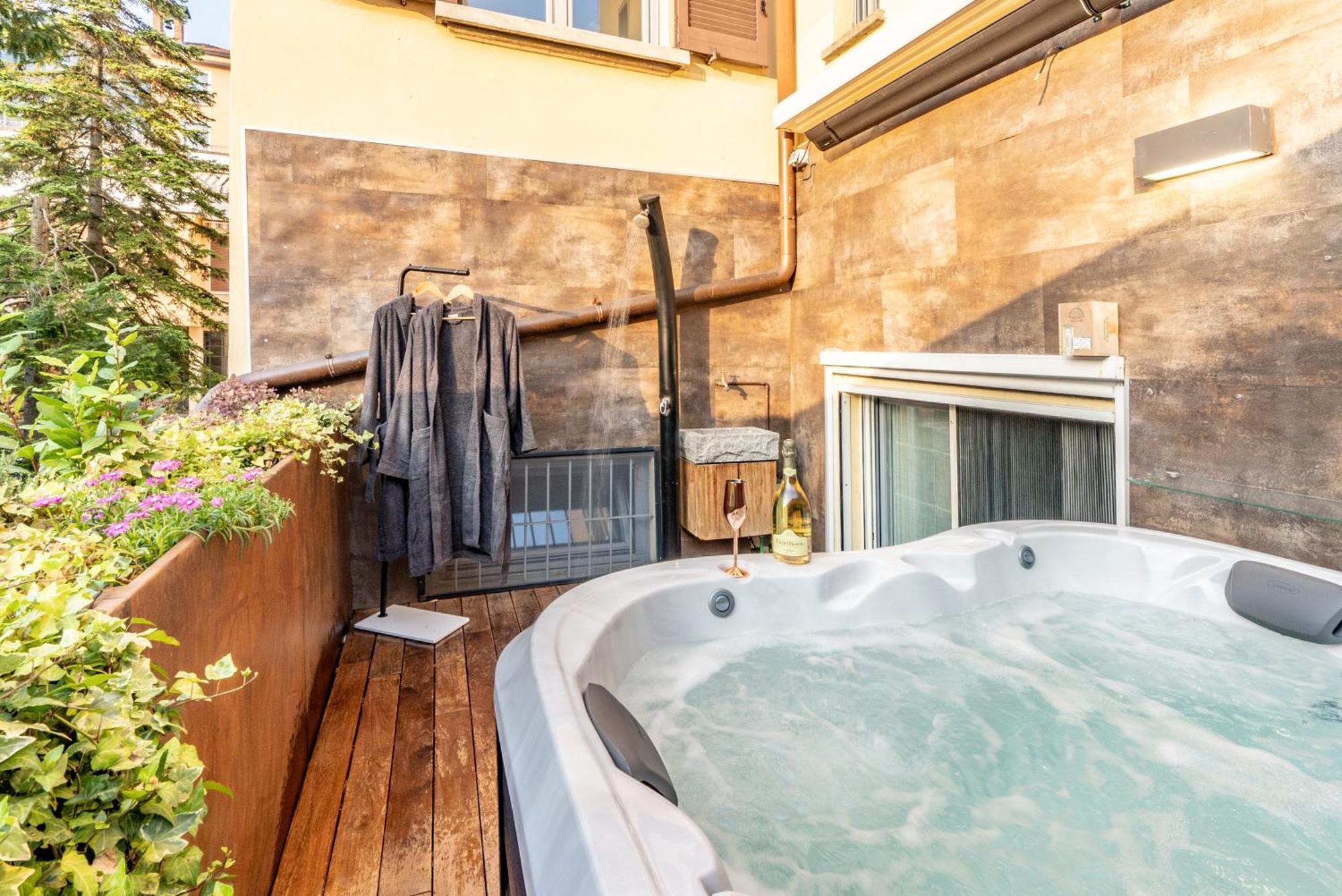 Luxe & Central Haven - Jacuzzi, Sauna, Steam, Private Parking Como Dış mekan fotoğraf