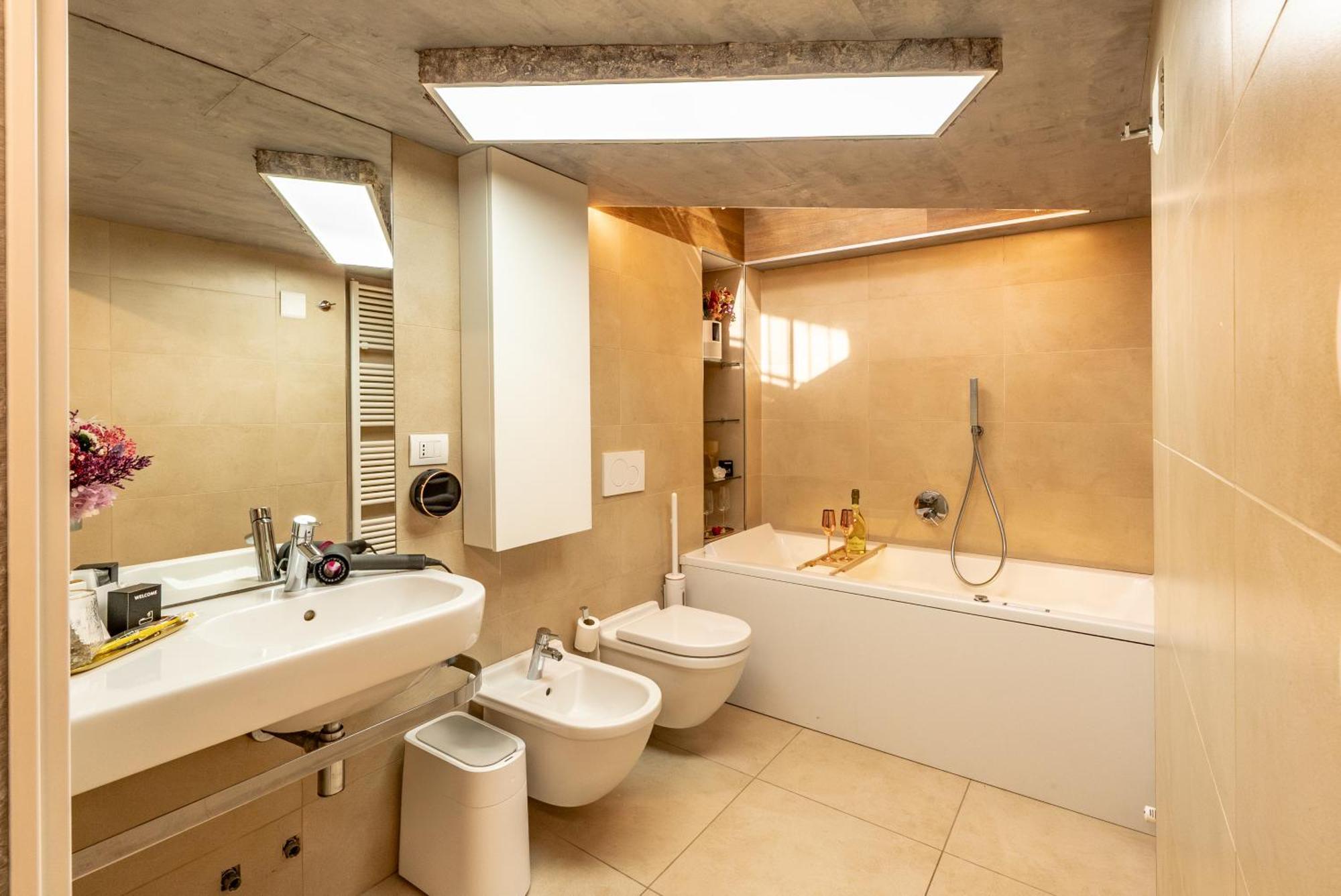 Luxe & Central Haven - Jacuzzi, Sauna, Steam, Private Parking Como Dış mekan fotoğraf