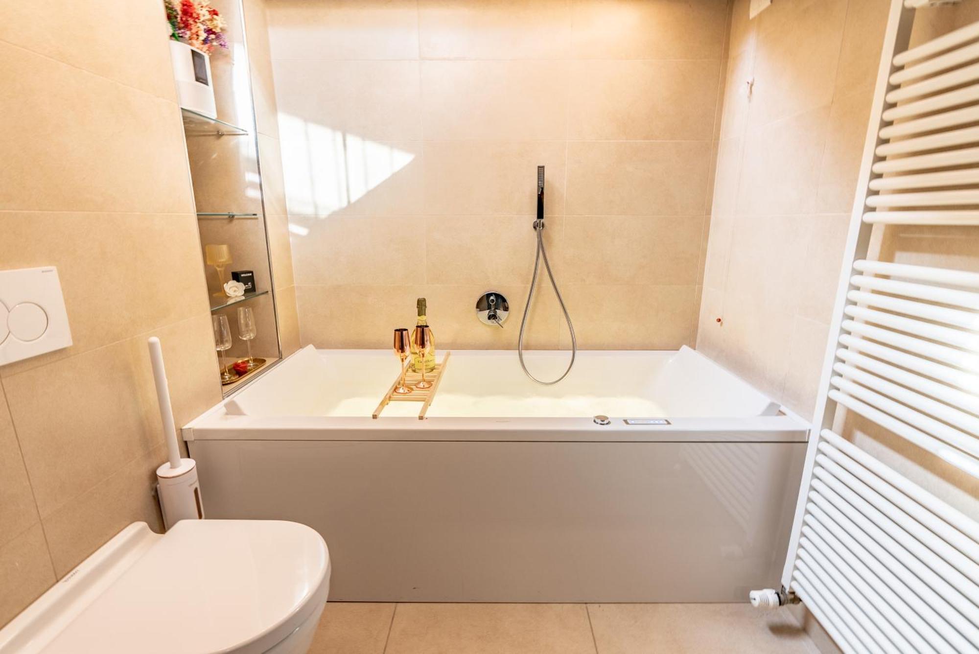 Luxe & Central Haven - Jacuzzi, Sauna, Steam, Private Parking Como Dış mekan fotoğraf